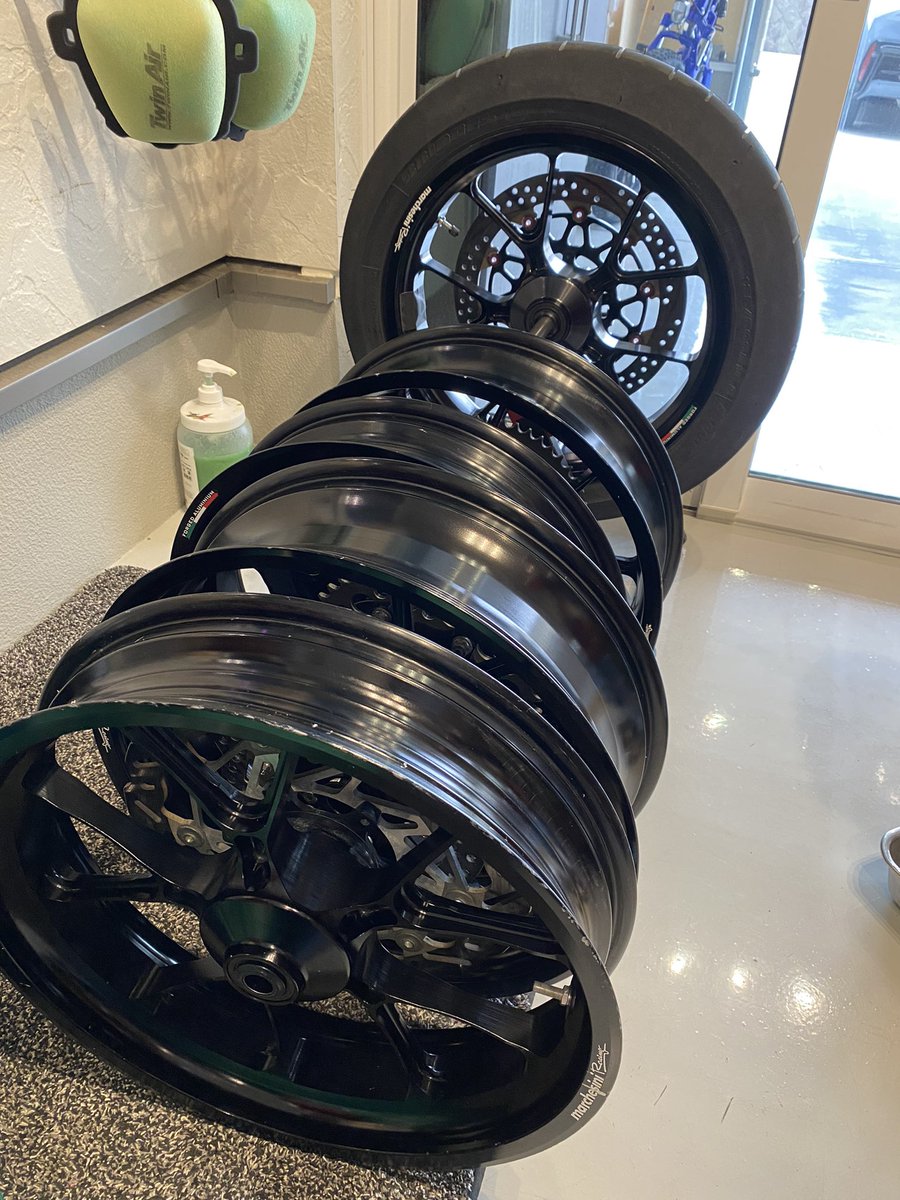 shudai74's tweet photo. 週末は全日本スーパーモト第5戦
名阪スポーツランド
ダートがメインのコースなので
土でトラブルが出ないよに、まずはホイールの確認🔍👀

#全日本スーパーモト
#ホイールテクノロジー
#マルケジーニ
#marchesini
#モタードホイール
#ホイール https://t.co/vXCsRIk0Qg