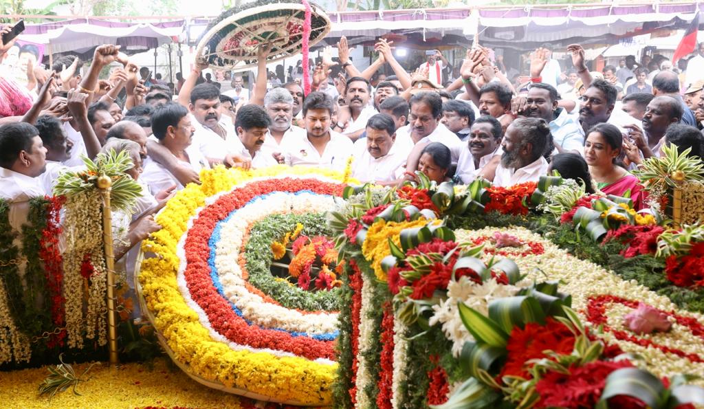 Udhaystalin's tweet photo. சுதந்திர போராட்ட வீரரும், ஒடுக்கப்பட்ட -  விளிம்புநிலை மக்களின் உரிமைக்காக போராடியவருமான தியாகி இமானுவேல் சேகரன் அவர்களின் 66-ஆவது நினைவு நாள் இன்று. 

அதனையொட்டி, பரமக்குடியில் உள்ள அவரது நினைவிடத்தில், மாண்புமிகு முதலமைச்சர் @mkstalin அவர்களின் அறிவுறுத்தலின்படி சக அமைச்சர் பெருமக்கள் -  நாடாளுமன்ற - சட்டமன்ற உறுப்பினர்களுடன் மலர்வளையம் வைத்து மரியாதை செலுத்தினோம். 

சாதிய ஏற்றத்தாழ்வுகளை ஒழித்து சமத்துவம் படைக்க அனைவரும் ஒன்றிணைந்து செயல்படுவோம். இமானுவேல் சேகரன் அவர்களின் புகழ் ஓங்கட்டும். @RRajakannappan @OfficeOfKRP @pmoorthy21 @Kayalvizhi_N