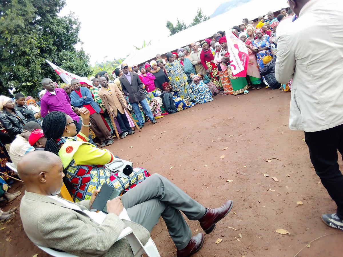 YannickNcuro243's tweet photo. Le #CAJB en poursuite de sansibilisat° ds le territoire de Walungu a visité la base de kasholero dans le groupement de lurhala où la population émerveillée des actions de @JeacquesBanywesize se renge en ordre pour son élection. @BillyKambale1 https://t.co/TdtsnHM32x