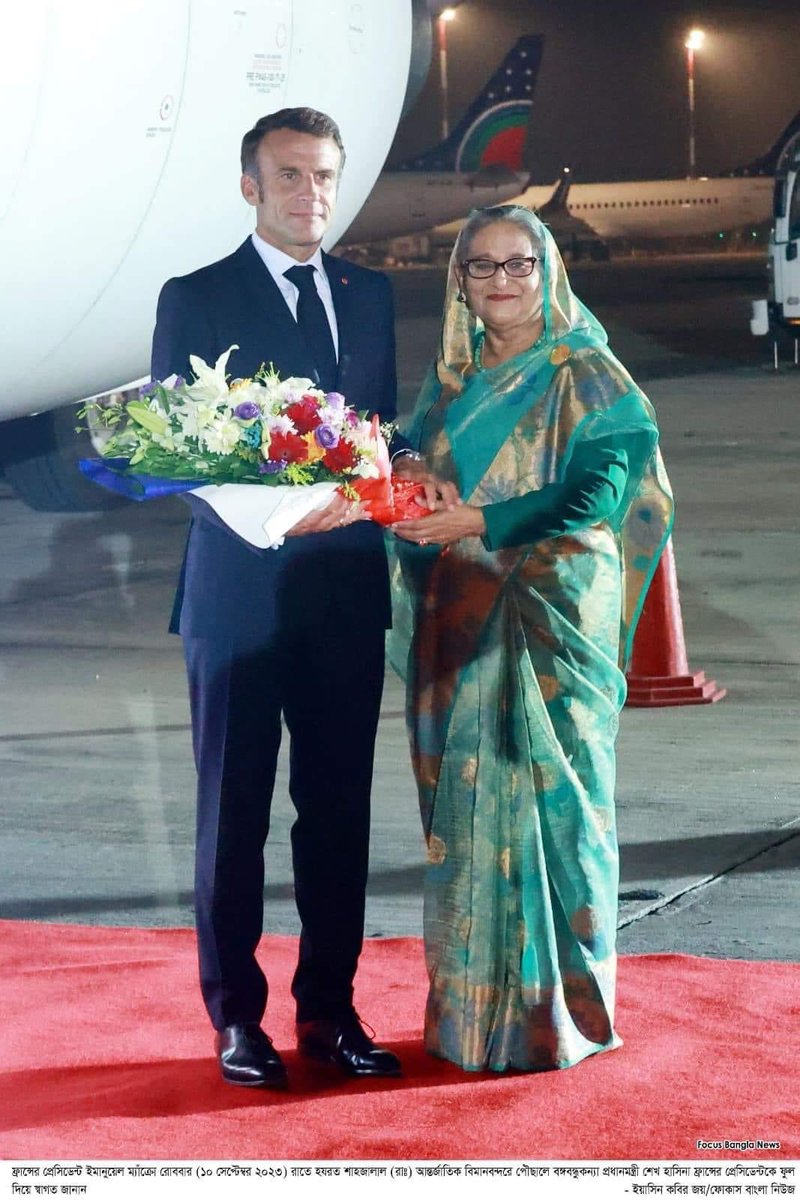 Humayun45054014's tweet photo. বাংলাদেশে সফররত ফ্রান্সের প্রেসিডেন্ট ইমানুয়েল ম্যাঁক্রো সোমবার (১১ সেপ্টেম্বর ২০২৩) সকালে প্রধানমন্ত্রীর কার্যালয়ে এসে পৌঁছালে বঙ্গবন্ধুকন্যা প্রধানমন্ত্রী শেখ হাসিনা ফ্রান্সের প্রেসিডেন্টকে ফুল দিয়ে শুভেচ্ছা জানান https://t.co/jTm08iUMgc