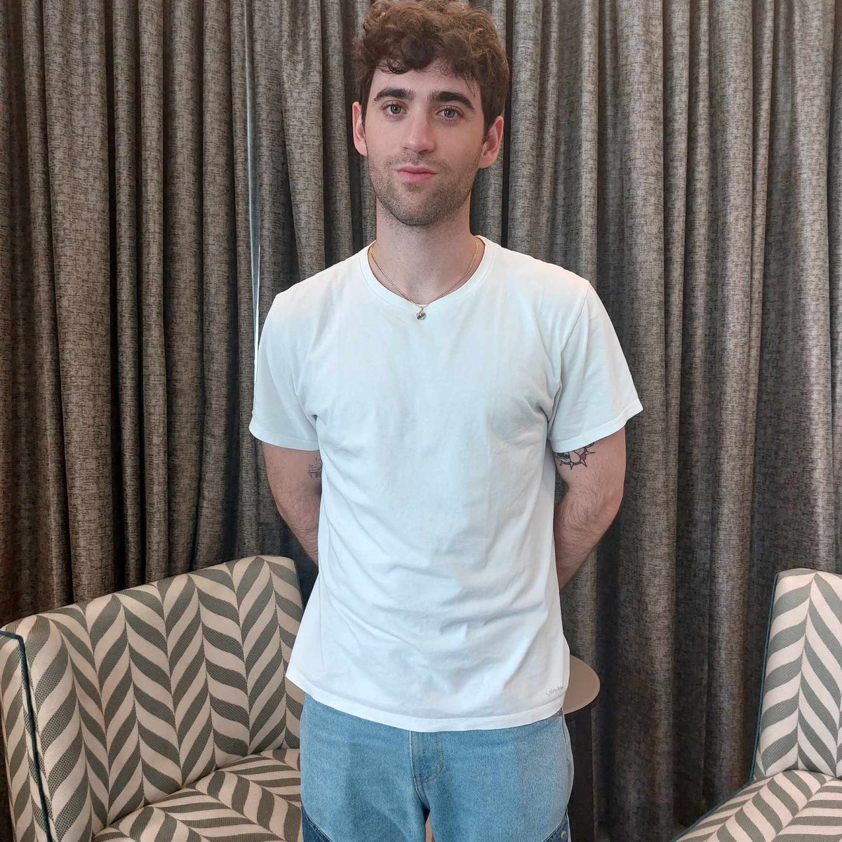 SoundCheckMNL's tweet image. In our exclusive interview with #Alexander23 @alexander23 he revealed that he ate sisg, tried Jollibee's chickenjoy and pie and loved it! See him perform tonight as the front act at #Lauv @lauvsongs 's concert in @MOAArena
@UMUSICPH @livenationph #LauvInManila 🎤