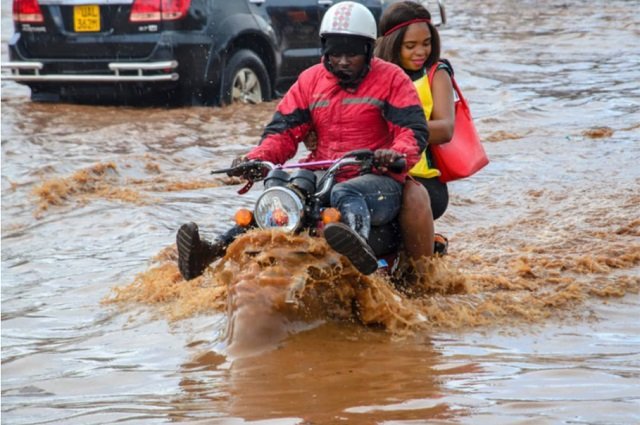 Mu biseera bino eby'enkuba, tunyiikire okukola Bulungibwansi nga tuyonja okuviira ddala mu Maka gaffe, okugogola emyala n'obutasuulasuula kasasiro naddala obuveera n'obucupa buli wamu.

#TaasaObutonde
#ObwakabakabwaBuganda