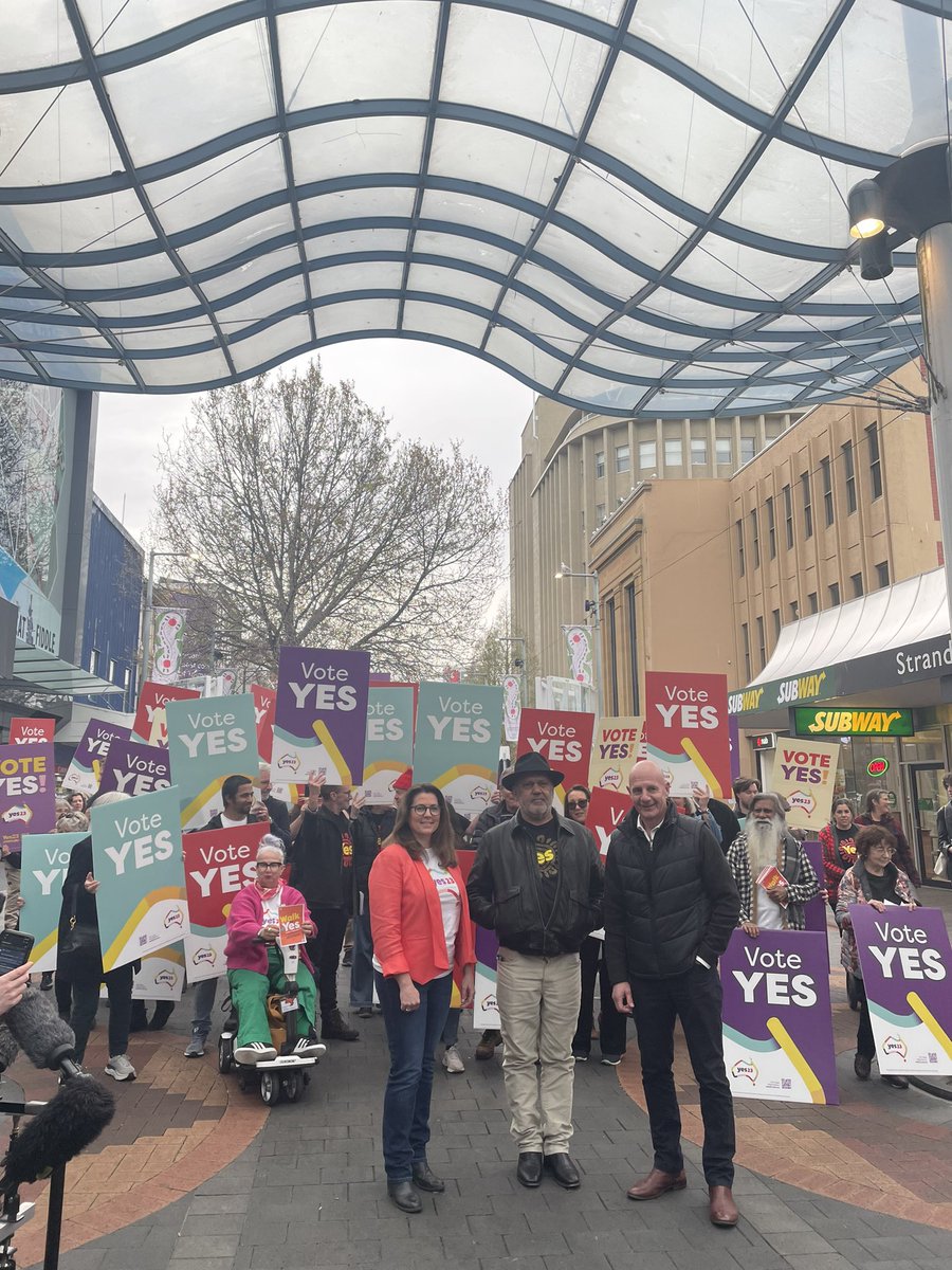 rubycairns1's tweet image. Around 70 people have gathered in Hobart’s Elizabeth small showing their support for the ‘yes vote’ in the Indigenous Voice to Parliament Referendum. Hoping to sway Tassie voters before Oct. 14
More tonight on @7tasnews