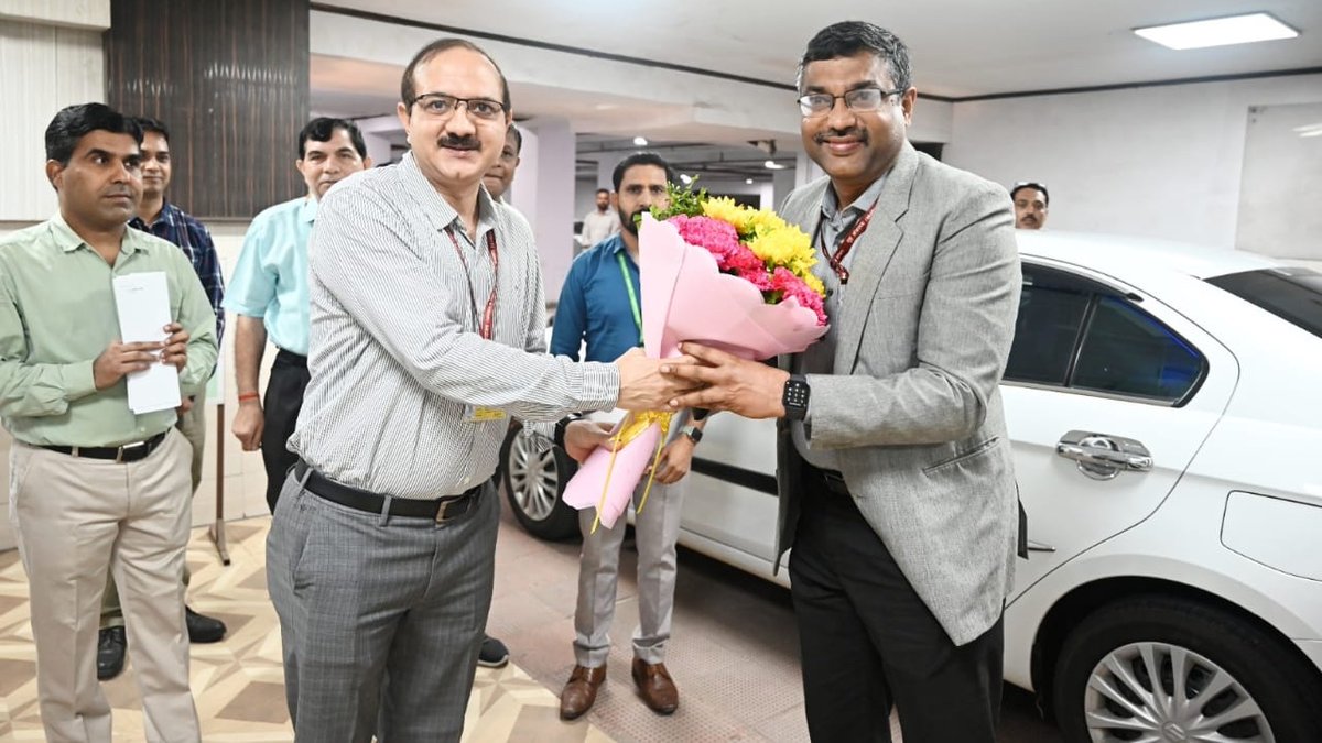 GoI_MeitY's tweet photo. Shri S Krishnan took charge as Secretary, Ministry of Electronics and Information Technology (MeitY) on September 11. Shri Bhuvnesh Kumar, Additional Secretary welcomed him on behalf of MeitY. Secretary also had a brief introduction with senior officials of #MeitY. https://t.co/QUekgYaZR4