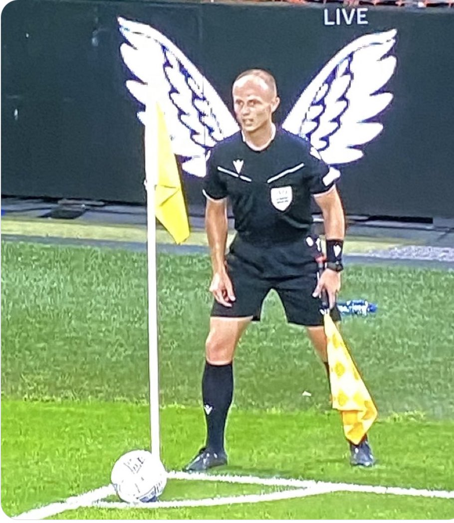Grensrechter bij #ierned had net voor de wedstrijd nog een show gelopen voor Victoria’s Secret 😂