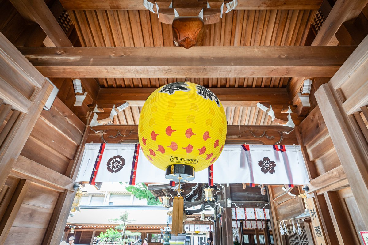 Dresses_studio's tweet photo. 櫛田神社らしい！フォトスポット紹介
ご神木、「櫛田の銀杏(ぎなん)」と、飾り山の隣にある「夫婦銀杏」。夏は青々とした枝���が、秋は天高く黄葉に染まる姿が圧巻です！お子さまの健康と成長を願って木の前での撮影はいかがでしょう。
境内には銀杏模様の提灯も飾られているので探してみてくださいね！ https://t.co/eJBtqVI6UL