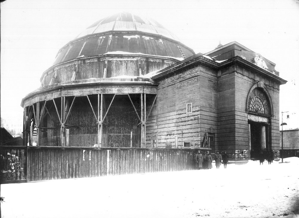 11 сентября 1912 года -  В Москве в специальном павильоне на Чистых прудах, сооруженном по проекту военного инженера П. Воронцова-Вельяминова открылась панорама Франца Рубо "Бородинская битва".