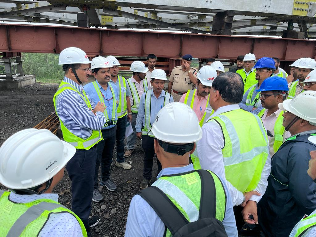 dfccil_india's tweet photo. #Closertocompletion #levelcrossingfreeDFC
Sh RK Jain MD DFCCIL accompanied by Sh HM GuptaDir/Infra inspected the under-construction WDFC’s Major Road Under Bridge (RUB) 236 in #Gujarat's Surat district with Sh M Gupta GM/Coord. Vadodara and Project partners. https://t.co/Dn4Ud4ERuR