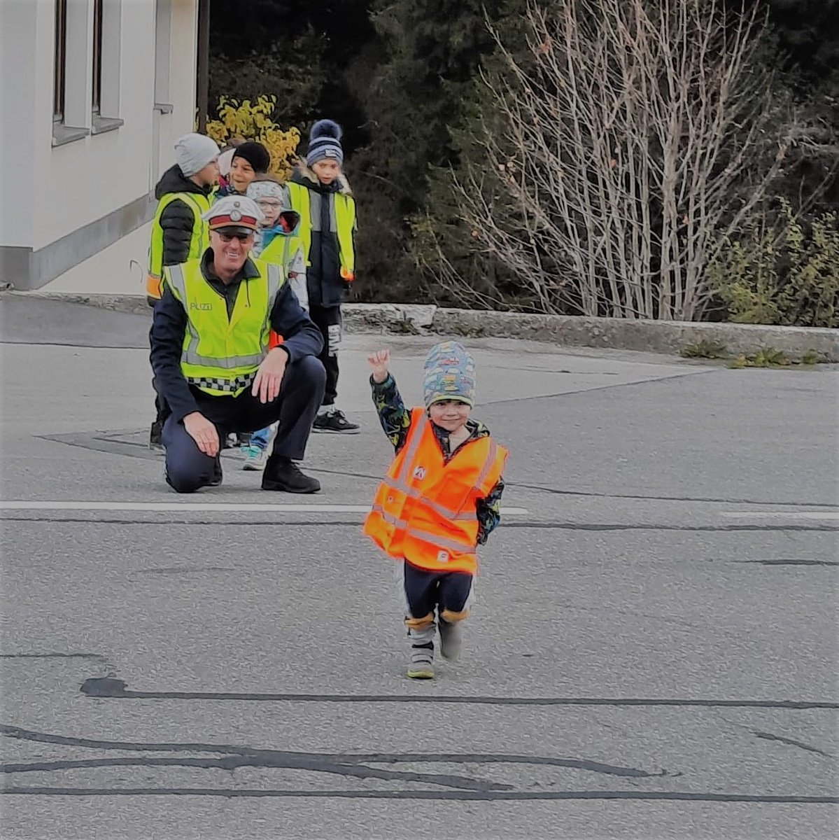 Heute startet das neue Schuljahr!
Viele Kids sind heute zum 1.Mal auf dem Weg in den Kindi oder die Schule. Im Straßenverkehr ist somit Vorsicht geboten!  Bitte nehmt Rücksicht und gebt Acht.
#polizeivorarlberg #schulanfang #sicherheit #schule #kindergarten #allesgute
📷LPD Vlbg