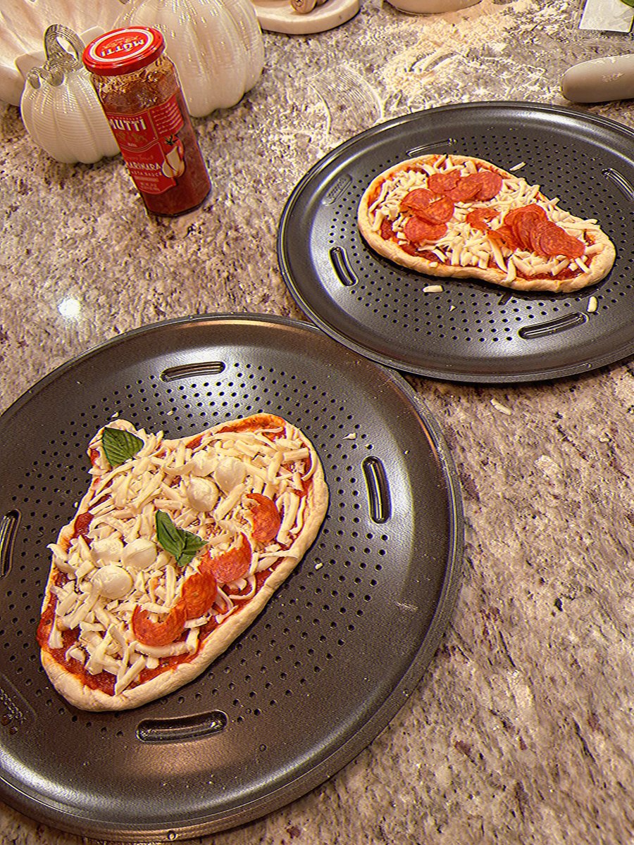 carolinestormi's tweet photo. Date night! Guess who made what pizza 🍕! https://t.co/YbPT8bjtoe
