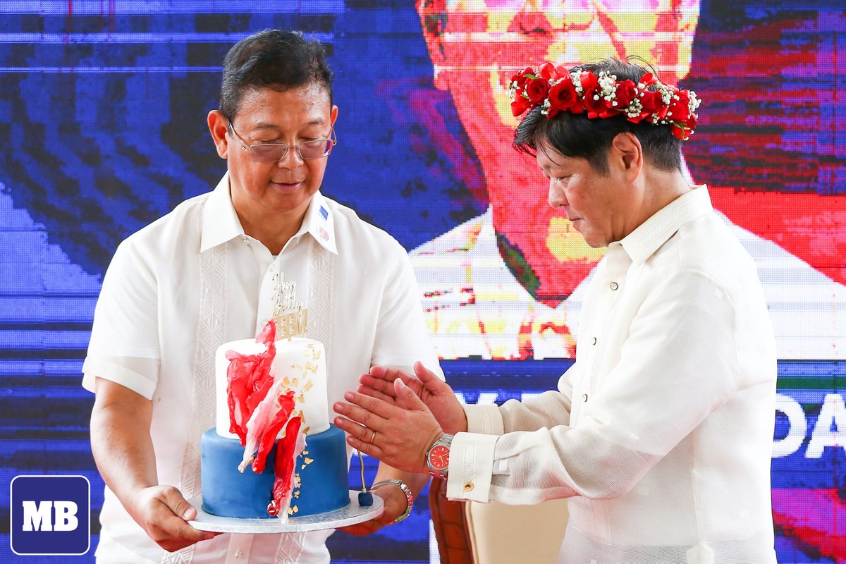 manilabulletin's tweet photo. LOOK: President Ferdinand 'Bongbong' Marcos Jr., First Lady Liza Araneta-Marcos, presidential sons Rep. Sandro and Simon, and Ilocos Norte Gov. Matthew Marcos-Manotoc grace the Natnateng Cook-Off Showdown, showcasing local vegetable dishes and other Ilocano delicacies, at Imelda Marcos Cultural Center in Batac, Ilocos Norte on Monday, Sept. 11.

The event is in part of the 106th birth anniversary commemoration for ex-President Ferdinand Marcos Sr., wherein Marcos Jr., who will be turning 66 on September 14, was also given a birthday treat in advance.

📷: Noel B. Pabalate | MB