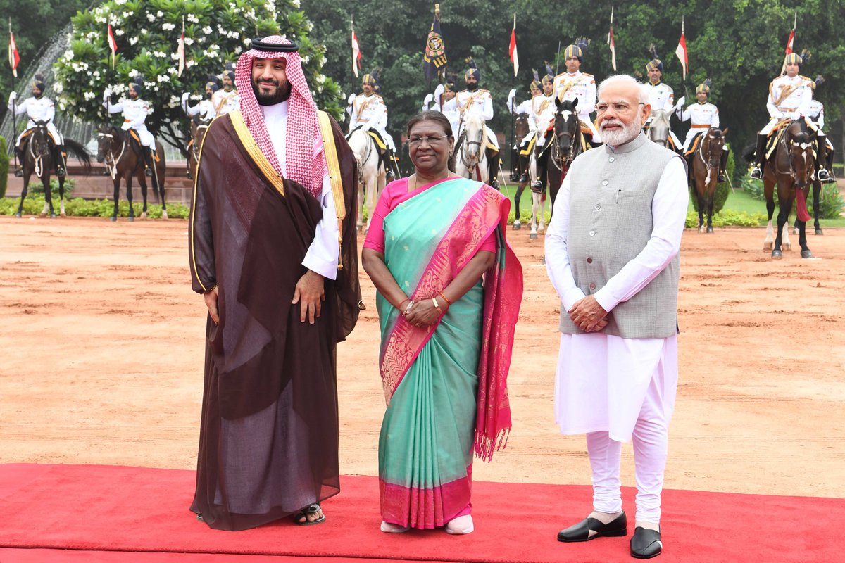 rashtrapatibhvn's tweet photo. President Droupadi Murmu accorded a ceremonial welcome to His Royal Highness Prince Mohammed bin Salman bin Abdulaziz Al Saud, Crown Prince and Prime Minister of the Kingdom of Saudi Arabia at Rashtrapati Bhavan. https://t.co/RAKZOkG4bD