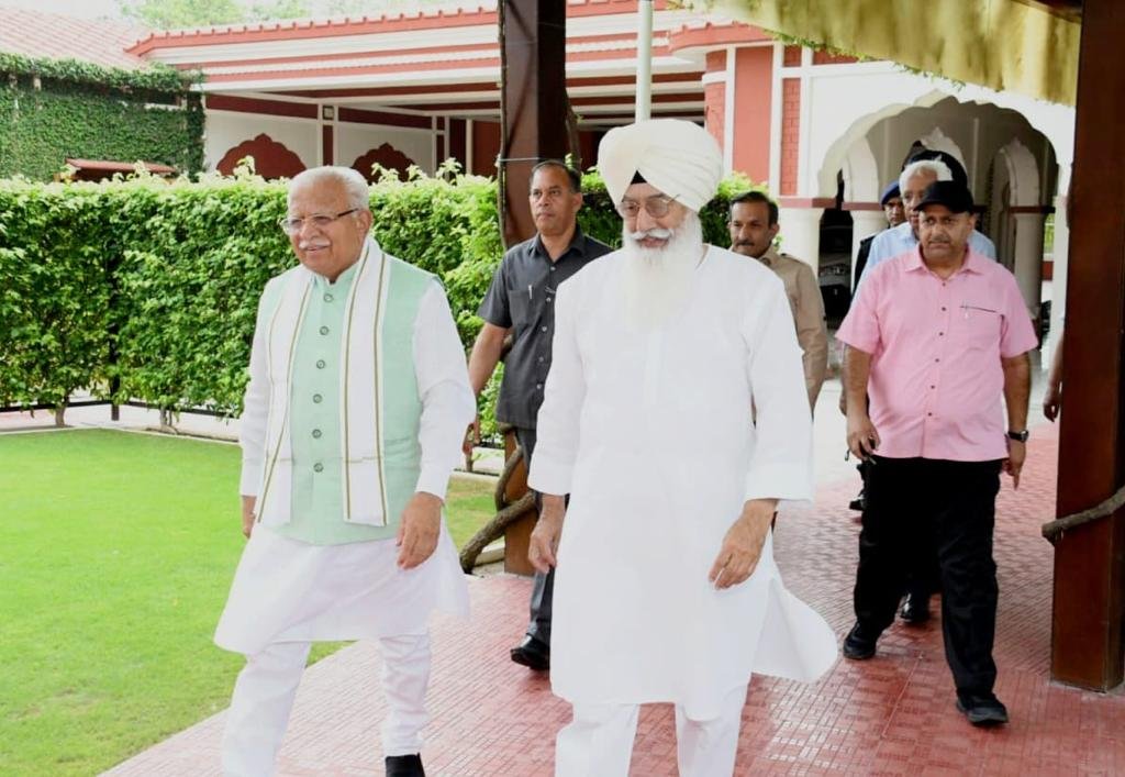 mlkhattar's tweet photo. आज राधा स्वामी सत्संग ब्यास (अमृतसर) पहुंचकर बाबा गुरिंदर सिंह ढिल्लों जी से मुलाक़ात की और उनका आशीर्वाद प्राप्त किया।

समाज में फैली कुरीतियों को दूर करने में संत-म��ापुरुषों का अतुलनीय योगदान हमेशा से ही रहा है और राधा स्वामी सत्संग स्थल द्वारा समाज सेवा में किए जा रहे असाधारण कार्य बेहद सराहनीय हैं।