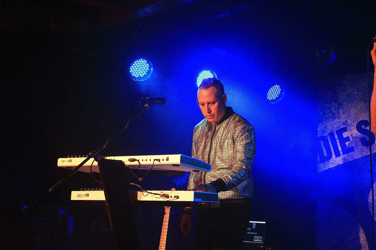 Torben ist wie immer hochkonzentriert an den Keyboards.Musste er auch sein, war es doch unser erster Auftritt nach einigen Jahren am 25. August im Marx in der Markthalle!
#konzert #live #hamburg #dieseelen #synthpop