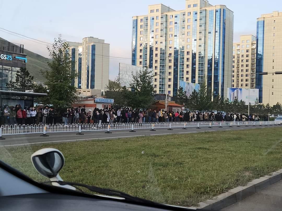 Юу болох нь энэ вэ? Ер тухайн чиглэлд явж буй 5-10 автобусанд зориулж бүтэн эгнээ хаах хэрэг байна уу? Автобус нь байхгүй, суух хүмүүс нь энэ машин нь бусад эгнээндээ таг гацаастай.