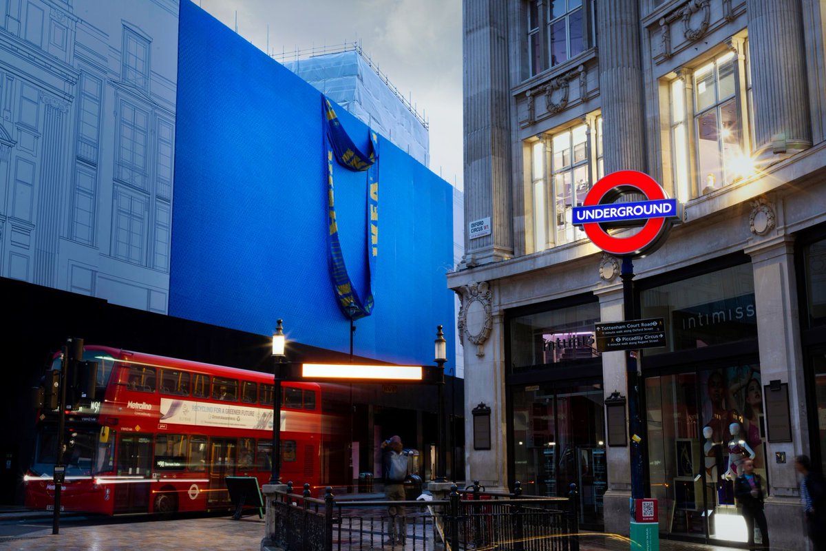 TheAdArchives's tweet photo. When Retail Meets Art: IKEA's Giant FRAKTA Bag Takes Center Stage on Oxford Street - A Big Reveal for a Big Store Opening! 🛍️ https://t.co/o2SvFolBCu