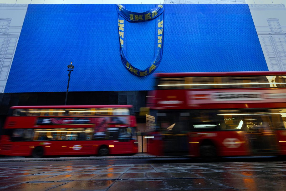 TheAdArchives's tweet photo. When Retail Meets Art: IKEA's Giant FRAKTA Bag Takes Center Stage on Oxford Street - A Big Reveal for a Big Store Opening! 🛍️ https://t.co/o2SvFolBCu