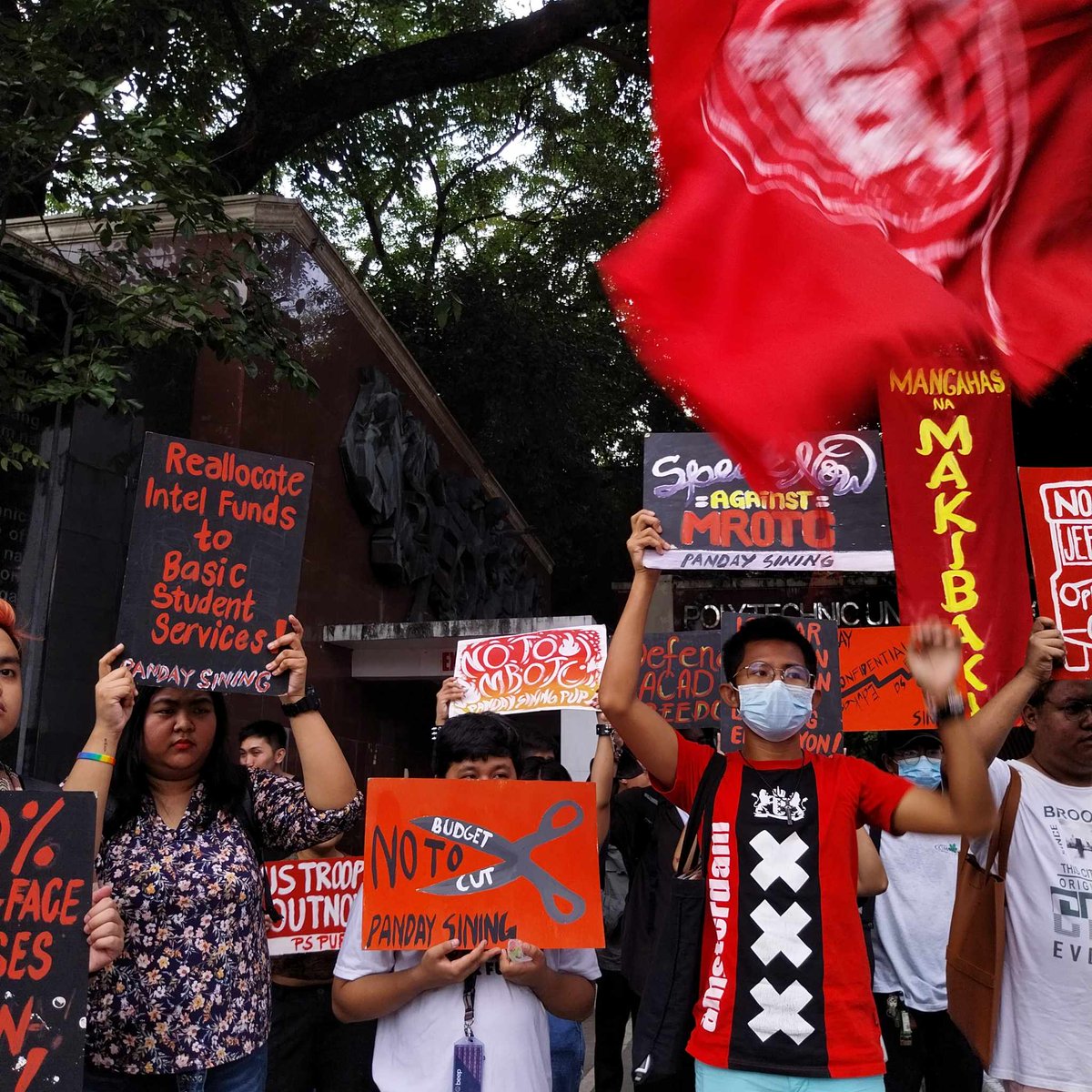 PandaySiningPH's tweet photo. HAPPENING NOW: Sa ika-46 anibersaryo ng League of Filipino Students, nagsagawa ng malakihang pagkilos ang iilang mga progresibong grupo upang tutulan ang pagraratsada ng Mandatory ROTC, pagtataas ng Tuition and Other Fees, at lantarang proposed budget cuts sa sektor ng edukasyon. https://t.co/OE2jxZ09XW