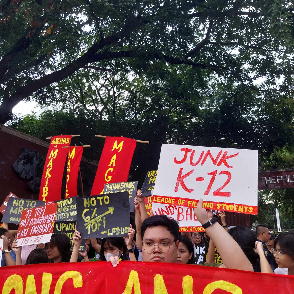 PandaySiningPH's tweet photo. HAPPENING NOW: Sa ika-46 anibersaryo ng League of Filipino Students, nagsagawa ng malakihang pagkilos ang iilang mga progresibong grupo upang tutulan ang pagraratsada ng Mandatory ROTC, pagtataas ng Tuition and Other Fees, at lantarang proposed budget cuts sa sektor ng edukasyon. https://t.co/OE2jxZ09XW
