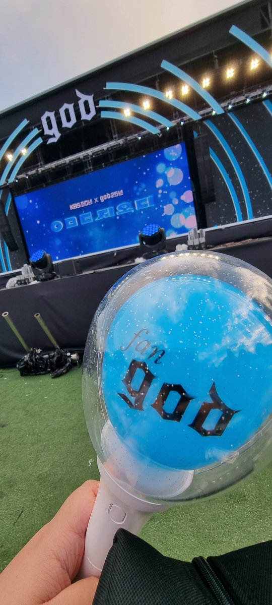 230909 ㅇㅁㄷ지오디

카메라 없이 보는 공연 짱 좋아서 앞으로 찍덕 못할 것 같은데...?(거짓부렁
펄봉에 새파란 하늘이 담겨있어요오

정말 즐겁고 행복하고 벅찼던,
나의 자부심 다섯 왕만두🩵🩵🩵🩵🩵

#PYASK