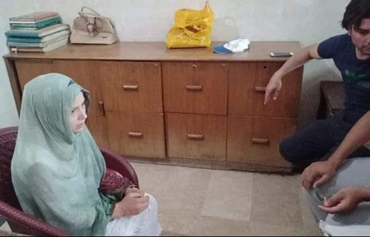 sajidusmani787's tweet photo. اس واقعے کو اردو پوائنٹ نے کور کیا ہے وہاں سے آپ ویڈیو دیکھ سکتے ہیں ۔
ایشیا کپ کا میچ جس نے ’مغوی افغان خاتون‘ کو اپنوں سے ملا دیا

لاہور کی ٹریفک پولیس کا ایجوکیشن ونگ بے سہارا بچوں کو گھر والوں سے ملوانے کی مہم چلا رہا ہے۔

ایشیا کپ کا افغانستان اور بنگلہ دیش کا میچ لاہور کے قذافی سٹیڈیم میں شروع ہونے میں ابھی تھوڑا وقت تھا۔ پاکستان میں افغانستان کے ناظم الامور احمد شکیب بھی میچ دیکھنے کے لیے قذافی سٹیڈیم کی پارکنگ میں اپنے پروٹوکول کے ساتھ پہنچ چکے تھے۔ لاہور کی ٹریفک پولیس سٹیڈیم کے اندر اور باہر ٹریفک کی روانی قائم رکھنے کی کوششوں میں مصروف تھی۔ ایک ٹریفک وارڈن جن کی ڈیوٹی سٹیڈیم کے اندر تھی وہ بڑی شدت سے افغان ناظم الامور کے موٹر کیڈ کا انتظار کر رہے تھے۔

جیسے ہی ٹریفک وارڈن نے وائرلیس پر سنا کہ افغان ناظم الامور کا موٹر کیڈ سٹیڈیم میں داخل ہو رہا ہے تو وہ تیزی سے پارکنگ میں پہنچے۔ اور پارکنگ سے وی آئی پی سٹینڈ تک لے جانے والی چھوٹی روور کی ڈرائیونگ سنبھالی اور احمد شکیب کی گاڑی کے پاس لگا دی اور افغان ناظم الامور اور ان کے ملازمین کو پورے پروٹوکول کے ساتھ روور میں بٹھایا اور وی آئی پی سٹینڈ کی طرف روانہ ہو لیے۔

مقررہ جگہ پر پہنچا کر ٹریفک وارڈن نے اچانک ناظم الامور کو کہا کہ ’سر مجھے آپ سے بات کرنی ہے۔‘ احمد شکیب رک گئے اور غور سے یونیفارم میں ملبوس ٹریفک وارڈن کو دیکھا۔ ٹریفک وارڈن نے فوری طور پر بولنا شروع کر دیا کہ ’سر ہمارے پاس افغانستان سے اغوا کی گئی ایک نوجوان خاتون ہیں جن کا ایک بچہ بھی ہے ہم افغانستان میں ان کے خاندان والوں کو ڈھونڈ رہے ہیں کیا آپ ہماری مدد کر سکتے ہیں؟‘ احمد شکیب یہ سُن کر ہکا بکا رہ گئے اور بولے کہ ’ہم پوری کوشش کریں گے۔‘ انہوں نے اپنے سٹاف کو ٹریفک وارڈن شاہد قیوم کا نمبر لے کر رابطہ میں رہنے کی ہدایت کر دی۔

افغان مغوی خاتون کون ہیں؟

افغانستان بنگلہ دیش کرکٹ میچ سے دو ہفتے پہلے لاہور کے بلقیس ایدھی ہوم (جہاں بے سہارا افراد کو امان حاصل ہے) میں ٹریفک وارڈن شاہد بے سہارا افراد کا ریکارڈ کھنگال رہے تھے تو انہیں افغانستان سے تعلق رکھنے والی خاتون مرسل کومل سعیدی کا نام بھی فہرست میں ملا۔

اردو نیوز سے بات کرتے ہوئے شاہد قیوم نے بتایا کہ ’نام دیکھنے کے بعد ہماری ٹیم نے خاتون کو بلایا تو انہوں نے ایک آٹھ نو مہینے کا بچہ اٹھایا ہوا تھا۔ لیکن ان کی زبان ہمیں سمجھ نہیں آئی۔ ایک پشتو بولنے والے کو ہم نے بلایا تو ان کو بھی زبان سمجھ میں نہیں آئی۔ انہوں نے بتایا یہ دری اور فارسی کے مکس لہجے میں بات کر رہی ہیں۔‘

خیال رہے کہ ان دنوں لاہور کی ٹریفک پولیس کا ایجوکیشن ونگ بے سہارا بچوں کو ان کے گھر والوں سے ملوانے کی ایک کمپین چلا رہا ہے۔ اور ٹریفک پولیس کی ٹیم بلقیس ایدھی ہوم اور چائلڈ پروٹیکشن بیورو میں رہنے والے بچوں اور افراد کے کوائف کی چھان بین کر رہی ہے۔

ٹریفک وارڈن شاہد بتاتے ہیں کہ ’ہم نے پھر فارسی بولنے والے ایک مترجم کو ڈھونڈا اور ان کو لے کر بلقیس ایدھی ہوم آئے۔ تو ہمیں خاتون نے بتایا کہ کیسے دو سال پہلے افغانستان سے اغوا کر کے پاکستان لایا گایا۔ طویل انٹرویو کے بعد ہمارے پاس کافی معلومات آ چکی تھیں۔‘

شاہد قیوم کے مطابق مرسل نامی اس خاتون کی عمر پچیس سال کے قریب تھی اور ان کا کابل کے مضافات میں گھر تھا۔ وہ شادی شدہ تھیں اور ان کا شوہر اور ایک بیٹا افغانستان میں ہی تھے جب ان کو اغوا کیا گیا تو وہ پانچ مہینے کی حاملہ تھیں۔

مرسل سعیدی کیسے اغوا ہوئیں؟

اردو نیوز کو اپنی ٹوٹی پھوٹی اردو اور مترجم کی زبانی اپنی کہانی سناتے ہوئے مرسل نے بتایا کہ ’دو سال قبل ایک خاتون نے مجھے نوکری کا جھانسہ دے کر اپنے گھر بلایا اور مجھے کوئی نشہ آور دوائی پانی میں پلائی جس سے بے ہوش ہو گئی۔ اس کے بعد وہ مجھے پتا نہیں کیسے پاکستان پہنچی۔‘

انہوں نے اپنی بات جاری رکھتے ہوئے بتایا کہ ’پاکستان میں پہنچ کر بھی مجھے اندازہ نہیں ہو رہا تھا کہ مجھے کہاں لایا گیا ہے۔ میں جس گھر میں تھی وہاں بہت اندھیرا تھا اور میں اکیلی تھی میں اسی وقت اس گھر سے بھاگ نکلی۔ مجھے کچھ پتا نہیں تھا میں کہاں ہوں۔‘

اس گھر سے بھاگنے کے بعد مرسل گلیوں اور سڑکوں پر چلتی رہیں ’میں تین دن تک بھوکی پیاسی تھی اور مجھے لگ رہا تھا میں پاکستان میں ہوں۔ یہاں تک ایک رات پولیس کی گاڑی نے مجھے روک کیا لیکن نہ انہیں میری کوئی بات سمجھ آرہی تھی اور نہ مجھے ان کی کچھ سمجھ تھی۔ انہوں نے مجھے گاڑی میں بٹھایا اور یہاں بلقیس ایدھی ہوم لے آئے۔ میں تب سے ہی یہاں ہوں۔‘

پولیس نے مرسل کو لاہور کے علاقے شیرا کوٹ سے حفاظتی تحویل میں لیا پھر ٹاؤن شپ کے علاقے میں واقع بلقیس ایدھی ہوم منتقل۔1/2