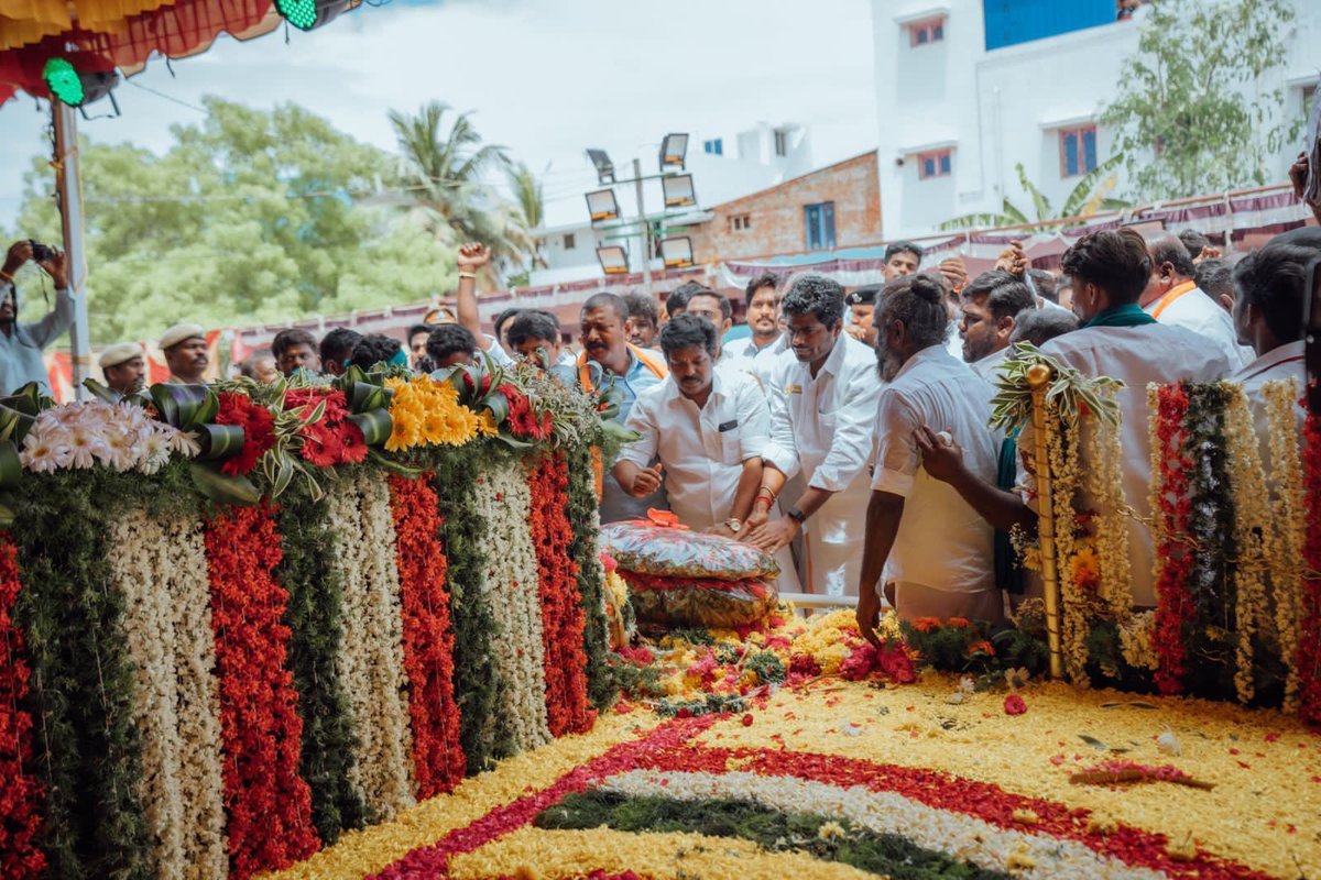 ஒடுக்கப்பட்ட மக்களின் உரிமைகளுக்காகப் போராடி, அவர்களும் சமுதாயத்தில் அரசியல் அதிகாரம் பெற உழைத்த ஐயா இமானுவேல் சேகரன் அவர்களது 66 ஆவது நினைவுதினம் மற்றும் குருபூஜை தினமான இன்று, @BJP4Tamilnadu சார்பாக பரமக்குடியில் உள்ள ஐயா இமானுவேல் சேகரன் அவர்களது நினைவிடத்தில், மலரஞ்சலி செய்து