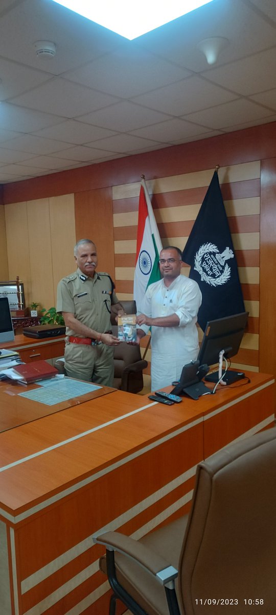 janataparty_org's tweet photo. Today Janata Party President Shri Navneet Chaturvedi met with DGP Rajasthan Shri Umesh Mishra ji 
And presented him his book #Geopolitics https://t.co/hBGnal8TnR