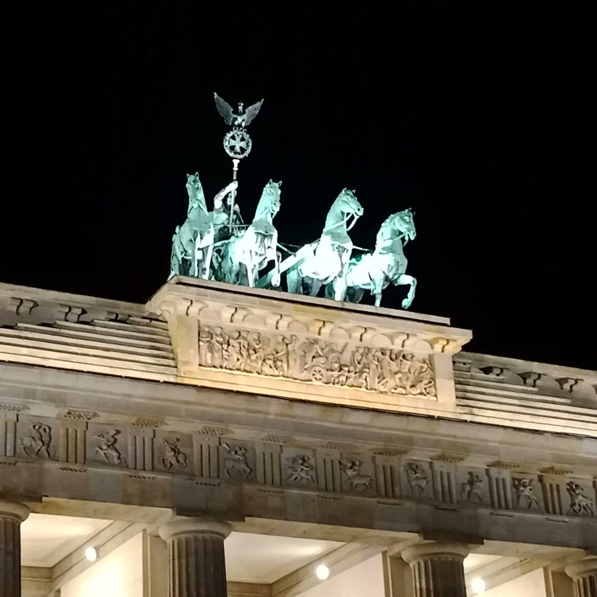 MrFox_86's tweet photo. La Brandeburger Tor, il Reichstag and me 🇩🇪♥️
#brandeburgertor #reichstag #Berlino https://t.co/K3JKilDsDy