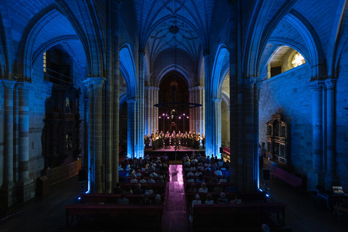 cultura_na's tweet image. 🚪 Ayer la #54SMADE llegó hasta las puertas de la redención.

🦁 La consejera, Rebeca Esnaola, y la directora artística, Raquel Andueza, acudieron  al concierto del coro El León de Oro que cerró esta edición. 

🔗 Más información de la #SMADE smade.es/es/