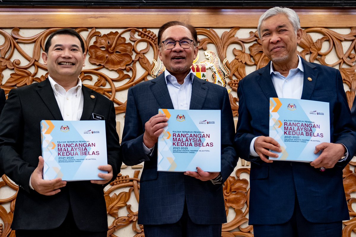 anwaribrahim's tweet photo. Pagi tadi saya telah membentangkan Kajian Separuh Penggal Rancangan Malaysia ke-12 (KSP RMK12) di dalam Mesyuarat Khas Dewan Rakyat. 

Kerajaan Perpaduan kini sedang mempersiap negara bagi menempuhi fasa kedua RMK12 yang diberi tema “Mampan, Berpendapatan Tinggi, Sejahtera” dengan 3 tumpuan utama, yakni memperkukuh kemampanan, membangunkan masyarakat sejahtera dan menuju negara berpendapatan tinggi.

Saya gariskan sebanyak 17 anjakan utama dan 71 inisiatif utama yang diperkenalkan bagi memastikan keberhasilan perkara yang disasarkan. KSP RMK12 ini akan terus memperkukuh agenda pembangunan negara dan rakyat ke arah mencapai matlamat Ekonomi MADANI.

Meniti ulang tahun penubuhan negara Malaysia yang ke-60, saya yakin inilah masanya kita mengangkat maruah dan martabat negara kembali ke landasan asal serta memastikan bahawa setiap rakyat dapat mengecapi rasa bahagia dan aman hidup negara ini tanpa sesekali merasa disisihkan. Ayuh kita merangkul muafakat menjadi satu ketumbukan ampuh untuk sama-sama memajukan tanah air tercinta ini.

#MalaysiaMADANI 
#KSPRMK12 
#Parlimen 
#DewanRakyat