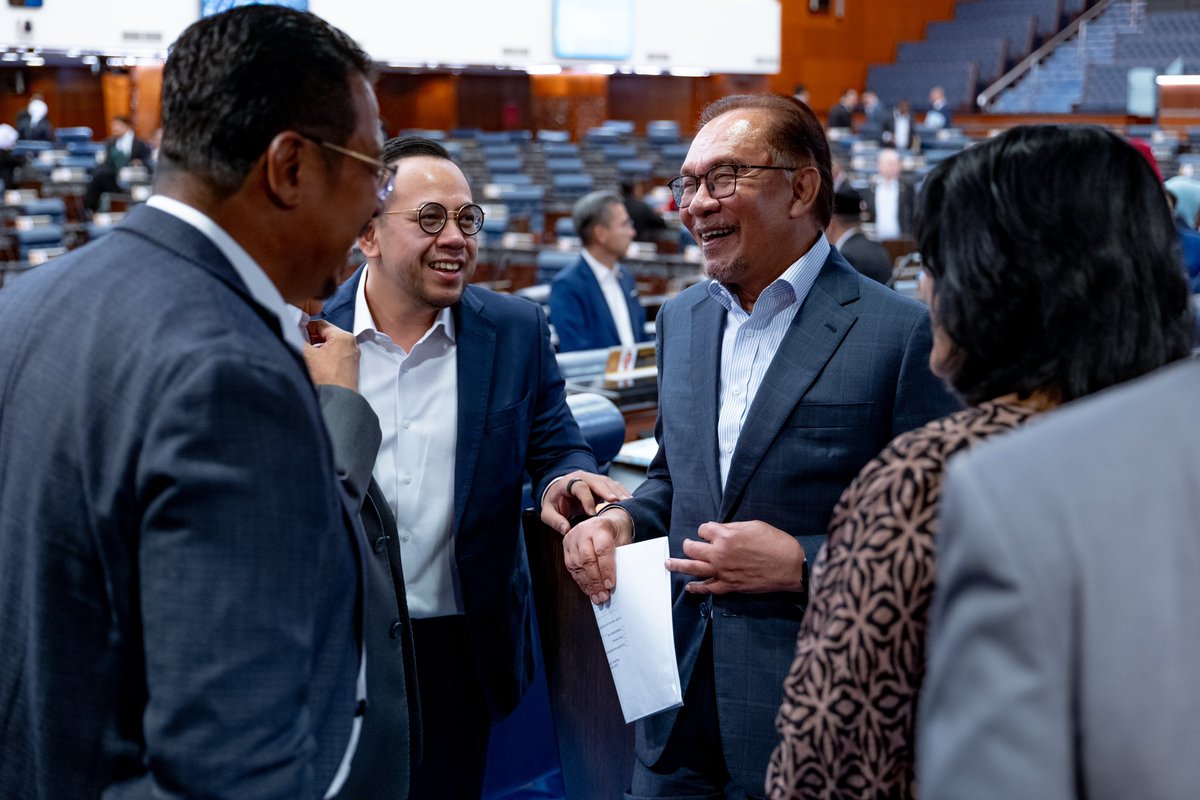 anwaribrahim's tweet photo. Pagi tadi saya telah membentangkan Kajian Separuh Penggal Rancangan Malaysia ke-12 (KSP RMK12) di dalam Mesyuarat Khas Dewan Rakyat. 

Kerajaan Perpaduan kini sedang mempersiap negara bagi menempuhi fasa kedua RMK12 yang diberi tema “Mampan, Berpendapatan Tinggi, Sejahtera” dengan 3 tumpuan utama, yakni memperkukuh kemampanan, membangunkan masyarakat sejahtera dan menuju negara berpendapatan tinggi.

Saya gariskan sebanyak 17 anjakan utama dan 71 inisiatif utama yang diperkenalkan bagi memastikan keberhasilan perkara yang disasarkan. KSP RMK12 ini akan terus memperkukuh agenda pembangunan negara dan rakyat ke arah mencapai matlamat Ekonomi MADANI.

Meniti ulang tahun penubuhan negara Malaysia yang ke-60, saya yakin inilah masanya kita mengangkat maruah dan martabat negara kembali ke landasan asal serta memastikan bahawa setiap rakyat dapat mengecapi rasa bahagia dan aman hidup negara ini tanpa sesekali merasa disisihkan. Ayuh kita merangkul muafakat menjadi satu ketumbukan ampuh untuk sama-sama memajukan tanah air tercinta ini.

#MalaysiaMADANI 
#KSPRMK12 
#Parlimen 
#DewanRakyat
