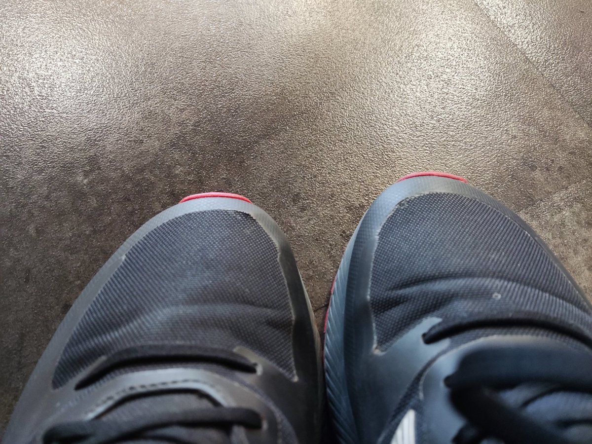 murrat's tweet photo. @AdidasGenTr ayakkabı garantisi neden kendi mağazanızdan alınca 2 yıl ama diğer zincir mağazalardan alınca 6 ay? 10 Ekim'de aldım. Ne top oynadım, ne koştum, ne de hergun giydim. İlk defa ayakkabımın burnu açılıyor. Acaba Adidas zincir mağazalara defolu ayakkabı mı veriyor? https://t.co/N21eBbG2Aa