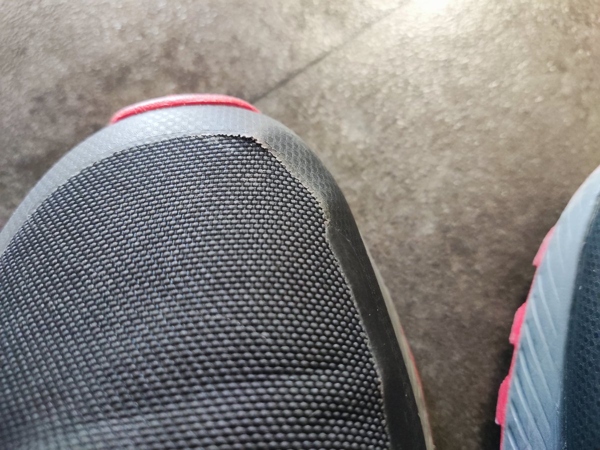 murrat's tweet photo. @AdidasGenTr ayakkabı garantisi neden kendi mağazanızdan alınca 2 yıl ama diğer zincir mağazalardan alınca 6 ay? 10 Ekim'de aldım. Ne top oynadım, ne koştum, ne de hergun giydim. İlk defa ayakkabımın burnu açılıyor. Acaba Adidas zincir mağazalara defolu ayakkabı mı veriyor? https://t.co/N21eBbG2Aa