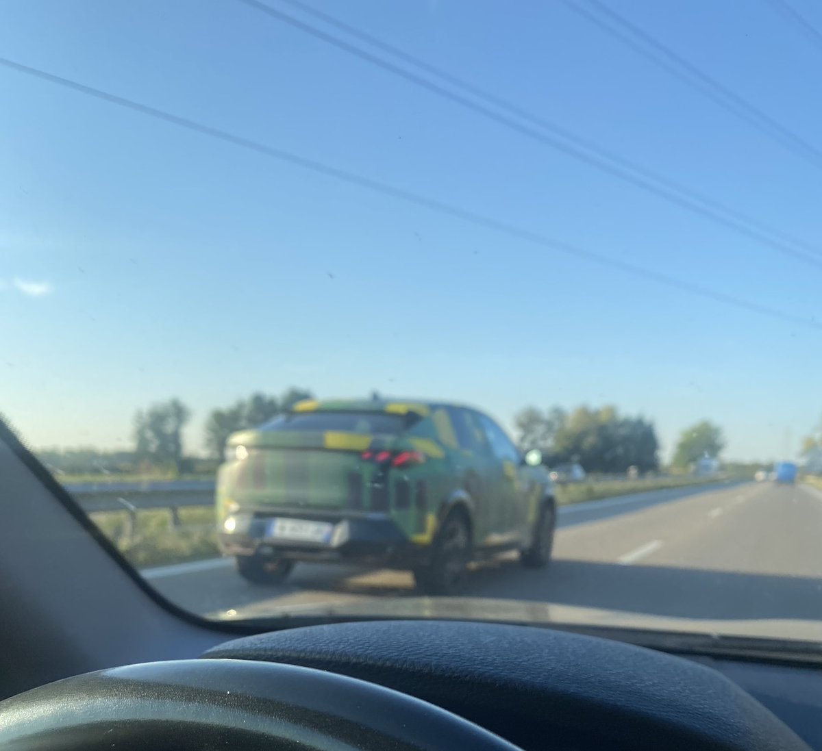 SummyTalk's tweet photo. Nouveau E-3008 #Camocatch croisé ce matin, dommage que mon focus n’a pas coopéré !
@Peugeot @PeugeotFR https://t.co/G8586v6osA