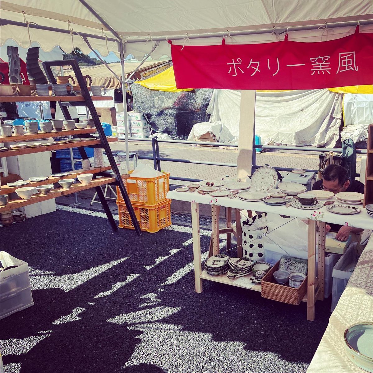 PotteryKi's tweet photo. 2023.09.11.MON
せともの祭2日間楽しかったーー。
こう見えて、ふたを開けるまではうまくいくか不安もあり。でも終わってみると、もっと貪欲になってる自分がおる。
窯神神社を往復して運動不足のふくらはぎはジンジンだけど、不思議に疲れは少なく。
この暖簾、来年も使いたい。という欲がむくむく。 https://t.co/TqB1CLullL