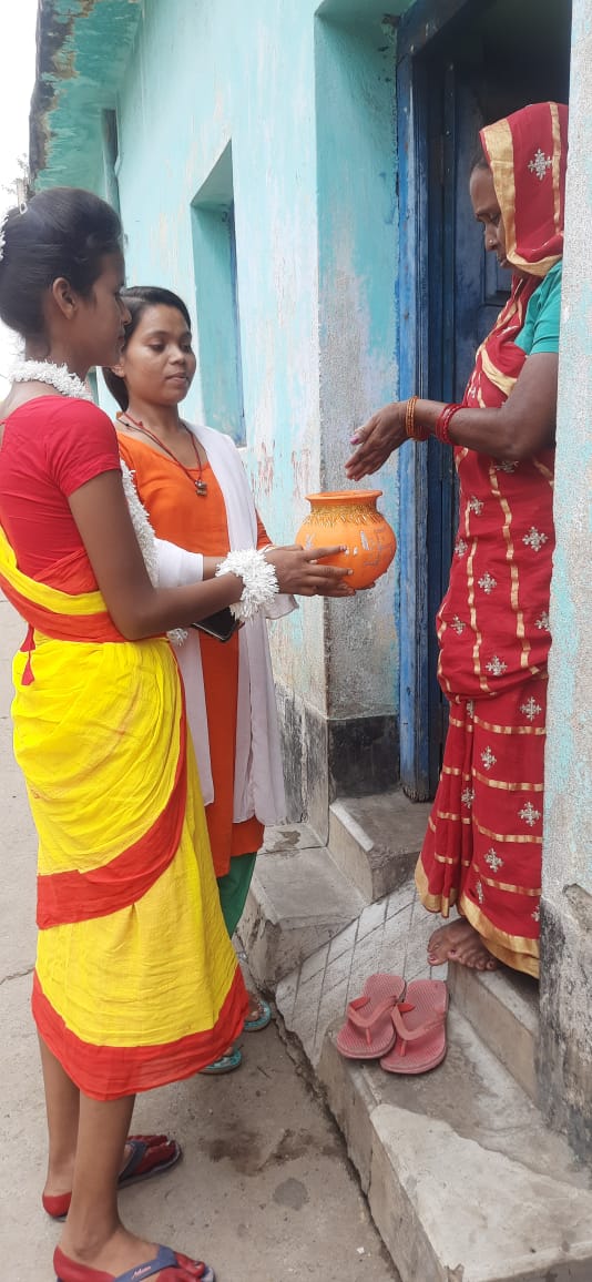 YuvaDhanbad's tweet photo. Door to Door Collection of #Mitti by Youth Club Members in Kachhi Balihari  of Dhanbad under #MeriMaatiMeraDesh campaign in #Dhanbad district. @ianuragthakur @Nyksindia @YASMinistry @NITKM2021 @rajsinhabjp https://t.co/xSYHqGWFoy