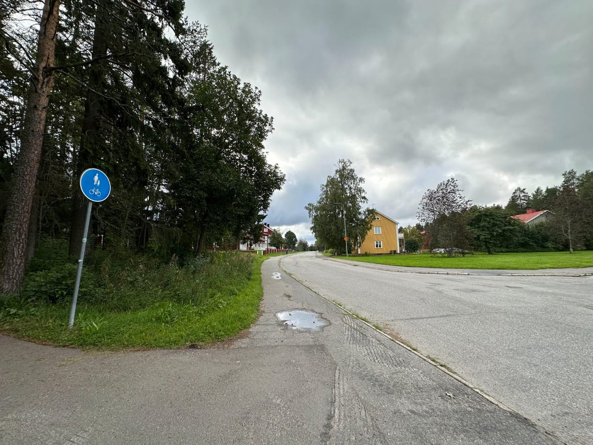 SwedenDiaries's tweet photo. Embracing the tranquility of Umeå's empty roads, surrounded by lush greenery and towering trees. 🌿🌳 #UmeåLife #NatureLover
-
#UmeaLife #SwedishSerene
#UmeåLiving #PeacefulStreets #GreeneryEverywhere #Umeå #ScenicViews  #GreenCity #PeacefulStreets #sweden #swedendiaries https://t.co/YkzhpjJdTj