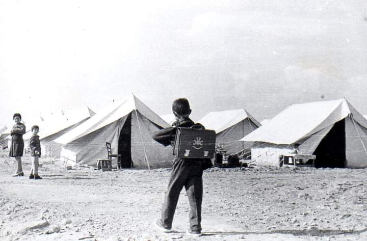 athens_nhmuseum's tweet photo. Kαλή σχολική χρονιά!💼📚 
📷 Μετά το σχολείο, επιστροφή στον προσφυγικό καταυλισμό στην περιοχή της Λευκωσίας, Κύπρος, Νοέμβριος 1974. 
Εθνικό Ιστορικό Μουσείο | Φωτογραφικό Αρχείο
© Ιστορική και Εθνολογική Εταιρεία της Ελλάδος
#backtoschool #firstdayinschool #NewSchoolYear https://t.co/9v03G7wRLC