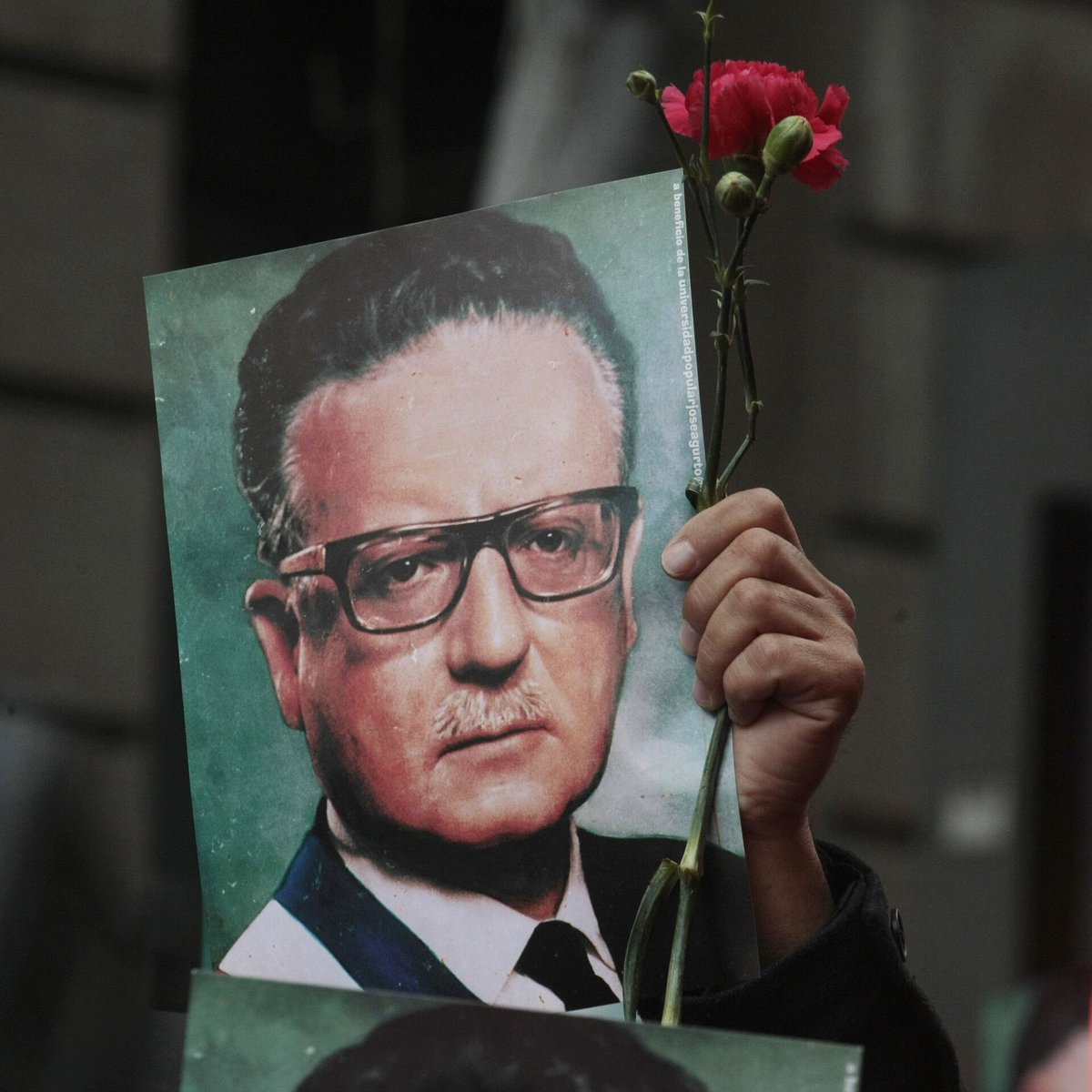 Ganó las elecciones, nacionalizó los sectores estratégicos de la economía y por primera vez dejaron de mandar los que habían mandado siempre. En Chile las cosas estaban cambiando.

Pero a los poderosos solo les gusta la democracia cuando ganan ellos. Y por eso, con el apoyo de