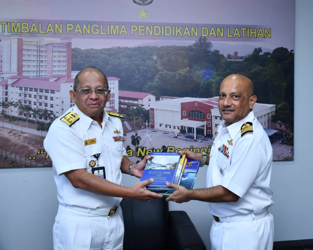 MPLD_TLDM's tweet photo. Kunjungan Hormat oleh Ketua Pengarah PUSMAS TLDM, Kept Ivan Mario Andrew TLDM ke atas YBhg Timbalan Panglima Pendidikan dan Latihan.

@am9166 
@AzharAdam20 https://t.co/4ehq8PiY8j