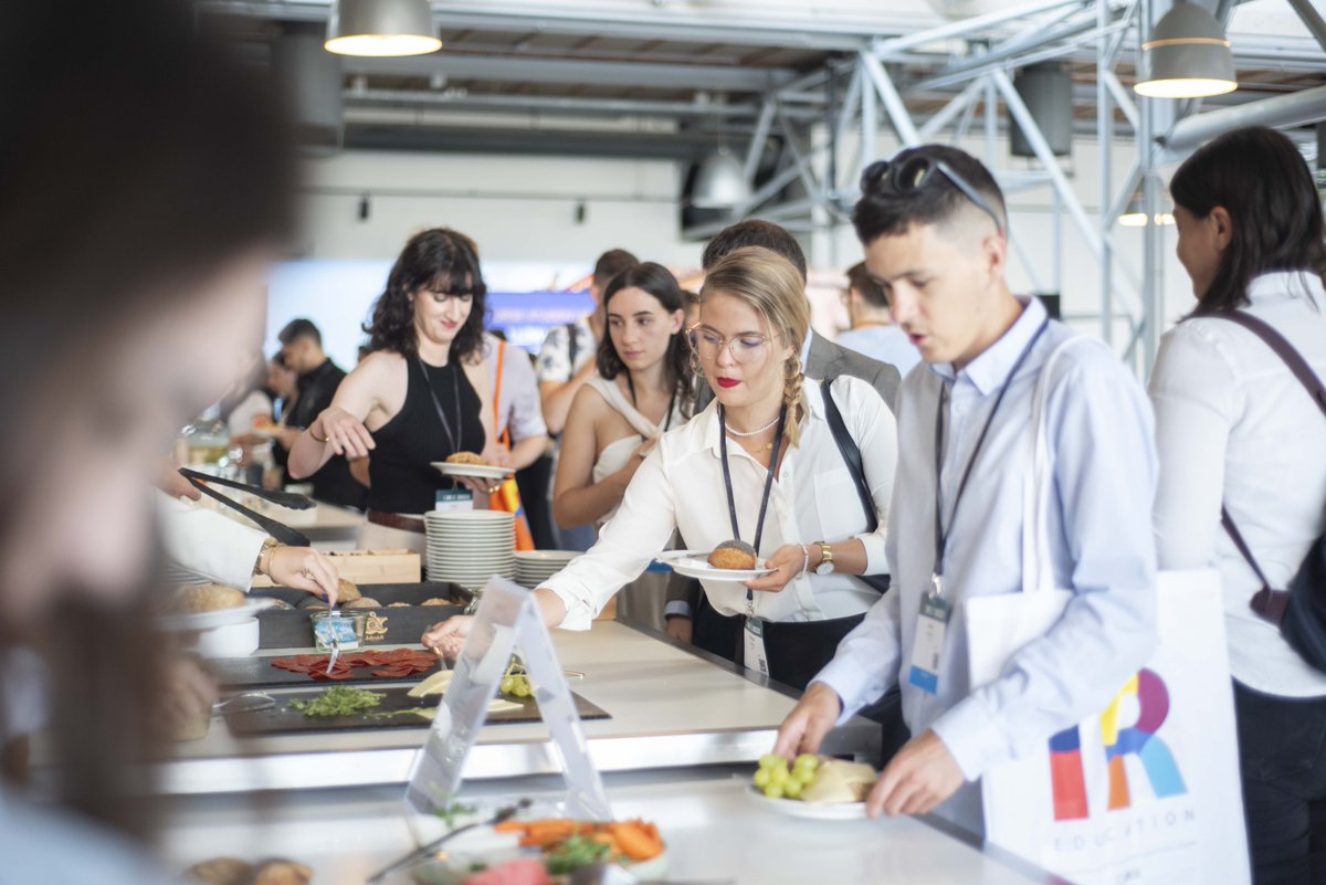 ETF_IRtrainees's tweet photo. Fantastic attendance at #CIRSE2023 Mentoring Breakfast! 🤩
Many thanks to #ETF Subcommittee members for joining the event and sharing their knowledge and experience with our students!
#CIRSEStudentProgramme #medicalstudents #BeinspIRed #interventionalradiology #IRad https://t.co/G0AGP6isAV