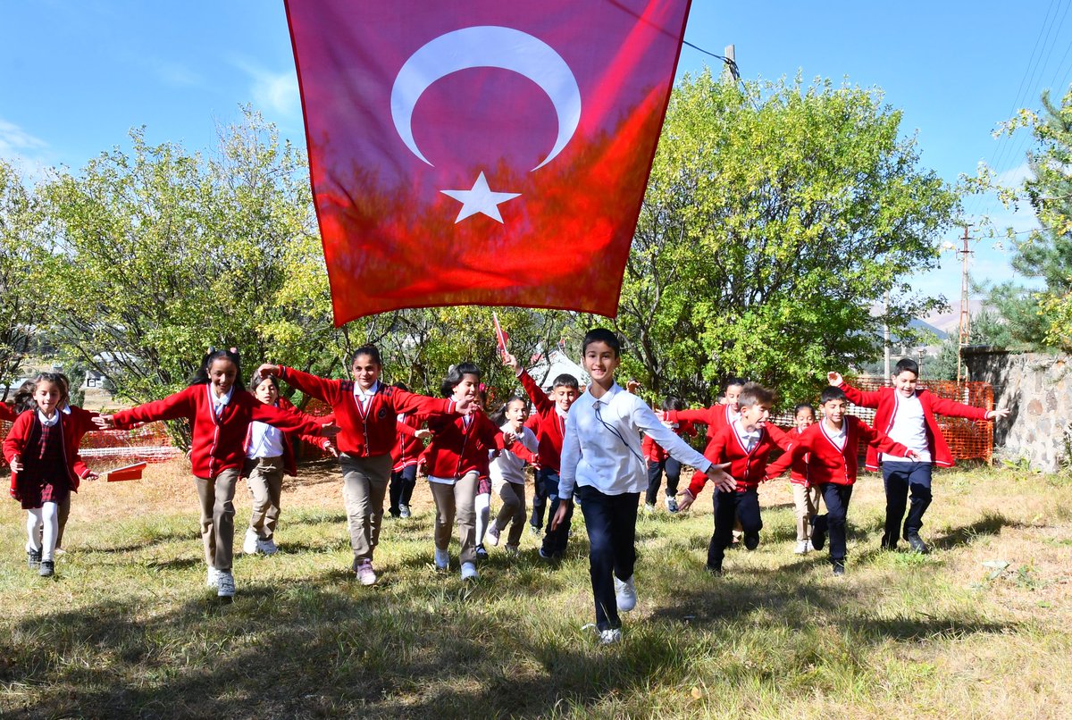 tcmeb's tweet photo. Özlem bitti, ilk ders zili çaldı…🛎️

Güzel ülkemizin dört bir köşesinden 2023-2024 eğitim öğretim yılının ilk anlarından renkli kareler… 📸 https://t.co/pugG5IkaXn