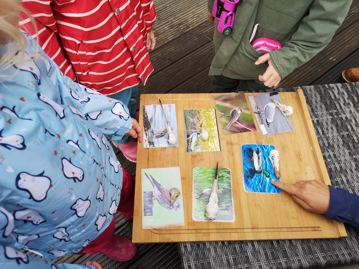 succow_stiftung's tweet photo. #Besuch auf der #InselKoos: Unser Freundeskreis bestaunte das #Salzgrasland in den #KarrendorferWiesen, während die Kindergruppe „Bienennest“ lernte, wie man Vogelarten bestimmt und Schilder für das #NSG gestaltete. Vielen Dank für eure Unterstützung! 💚 https://t.co/H5pqJII3QM https://t.co/BQeryZwb6D