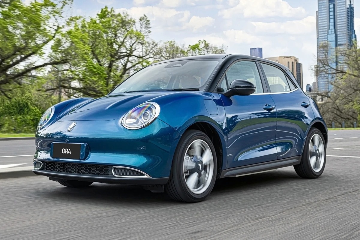 CarsSouthAfrica's tweet photo. Pricing confirmed! The new GWM ORA is SA’s cheapest EV, with a new starting price of under R700 000, significantly undercutting its main rival, the Mini Cooper SE. Pricing and specs here: https://t.co/vkNOJYolze https://t.co/DbmfgF8sR3
