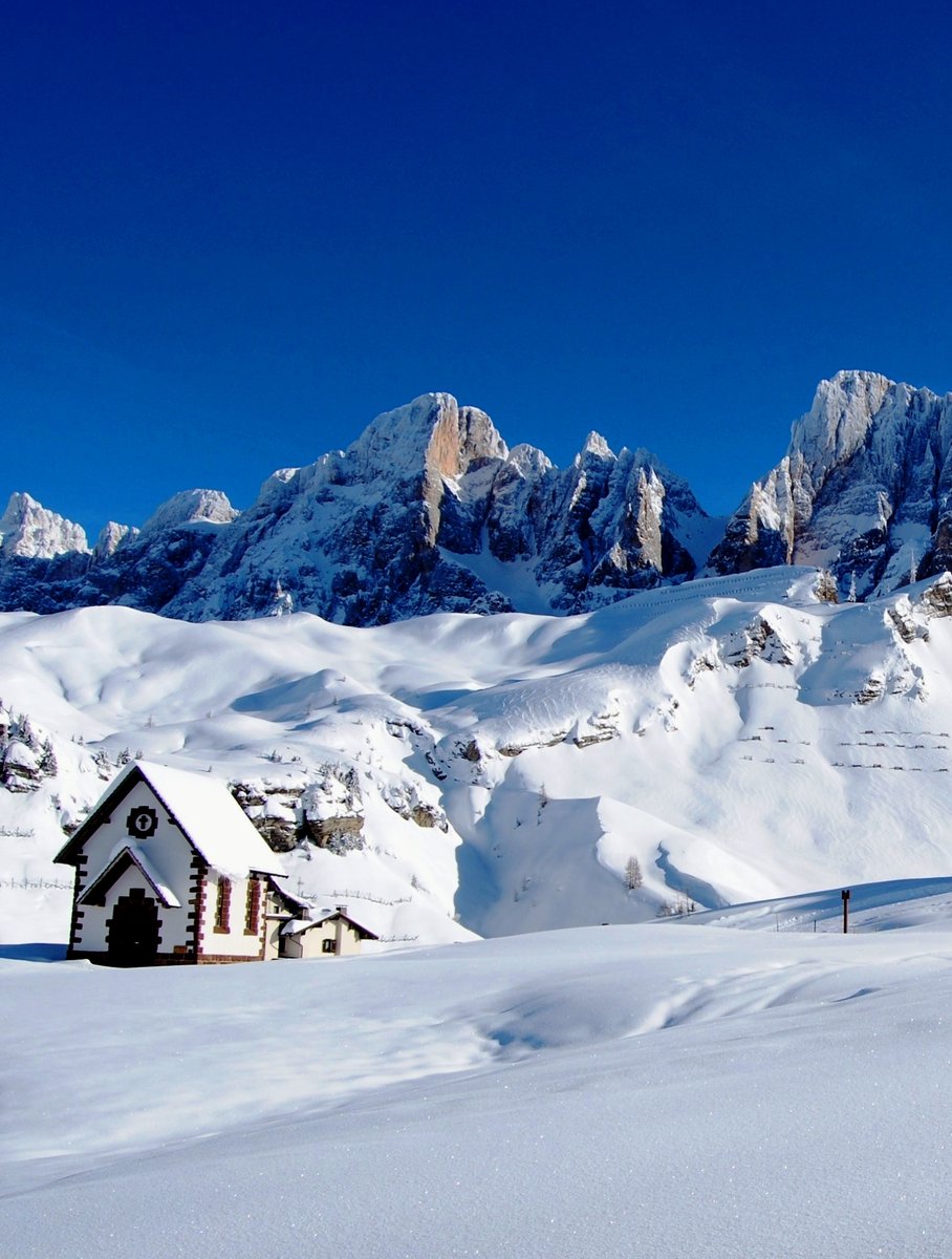 LoveSongs4Peace's tweet image. Scenic winter scenery at the Dolomite Alps in Italy  🇮🇹