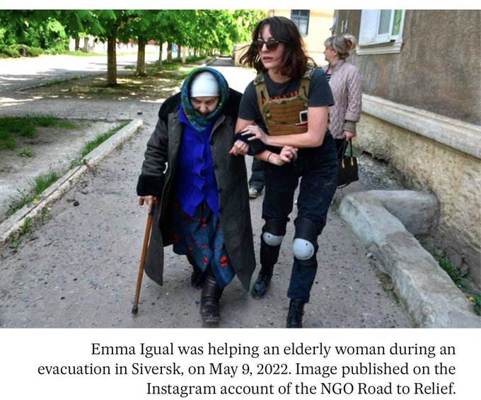 AlbertoLetizia2's tweet photo. Emma Igual, operatrice volontaria di Road to Relief, mentre aiuta un'anziana donna. Emma Igual è stata uccisa insieme al collega canadese Anthony Ihnat da proiettili russi. Portavano pane, acqua e biscotti e hanno ricevuto in cambio colpi di arma da fuoco. https://t.co/KJqyuWsYzP