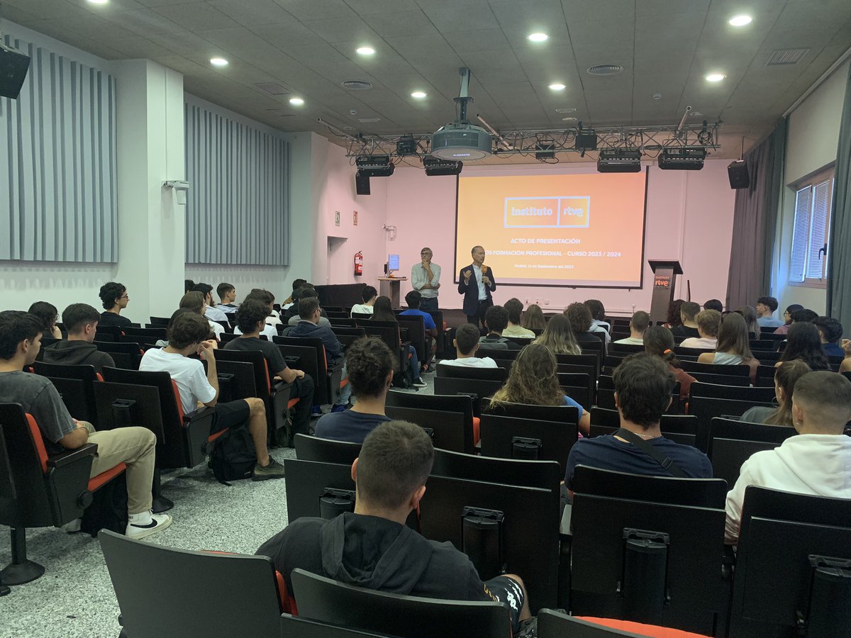 RTVEin's tweet photo. Comienzan otros 2 años emocionantes para nuestro alumnado de 1° de los ciclos de #fp del @RTVEin. Bienvenidos, está es vuestra casa! https://t.co/XC9uI0Nwmt