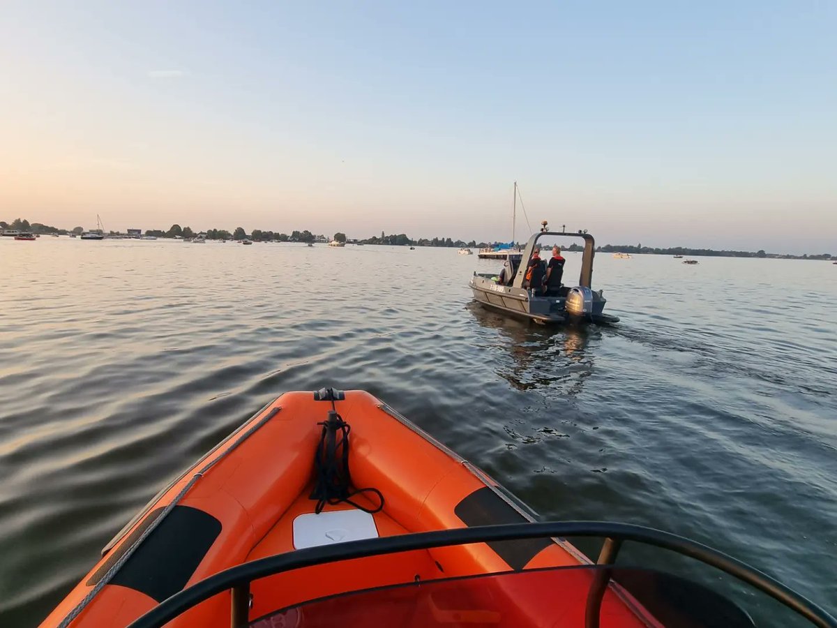 Bij het Torenschuddersfeest stond veiligheid en samenwerking centraal. Wij waren aanwezig met vier boten om ervoor te zorgen dat alles veilig verliep. In nauwe samenwerking met de organisatie, beveiliging, EHBO, brandweer, handhaving en de politie. safetyboat.nl