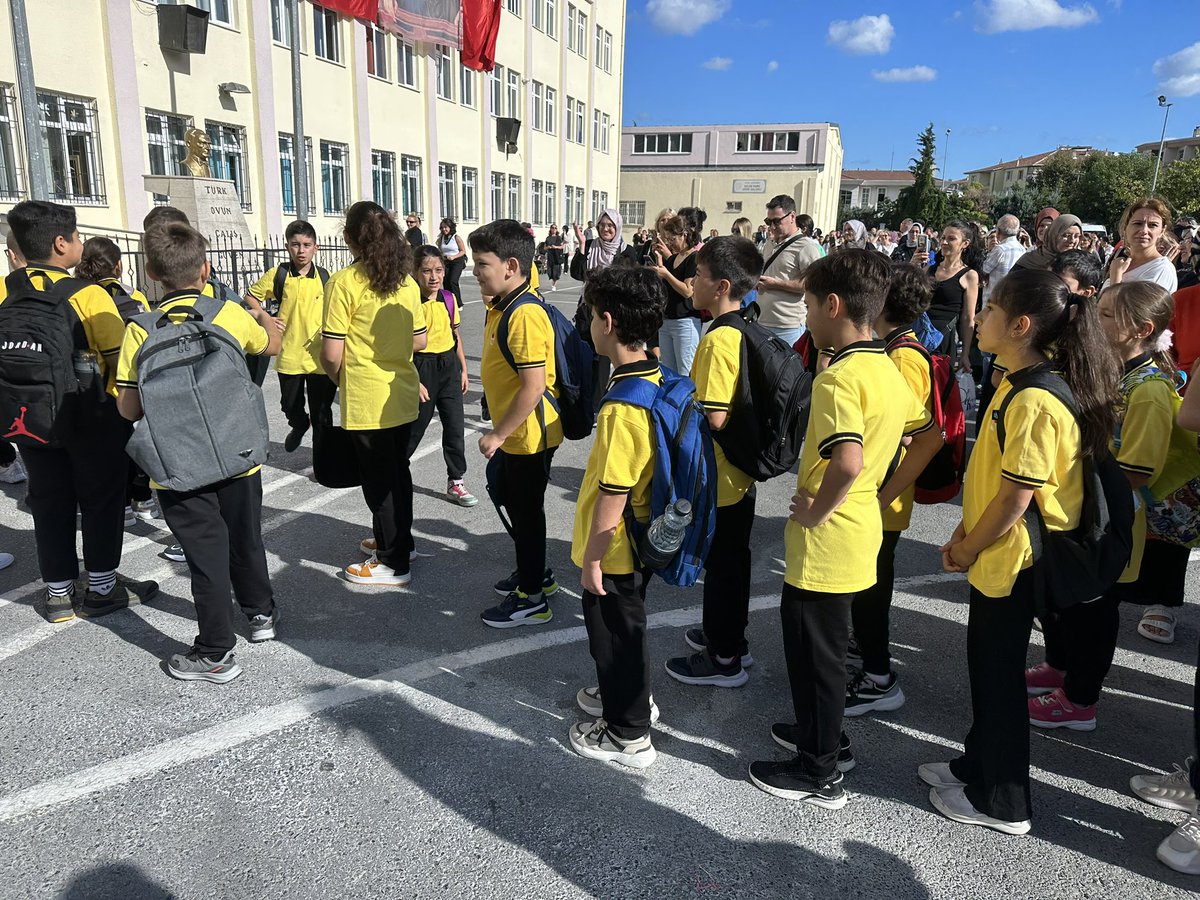 2023/2024 Eğitim Öğretim yıllı Bütün öğretmen ve öğrencilerimize hayırlara ve başarılara vesile olmasını diliyorum.
#OkullarAcılıyor #okuladönüş