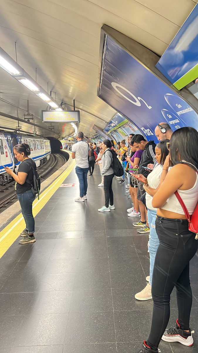 Indirabf's tweet photo. @metro_madrid ¿es normal que en pleno mes de septiembre y en hora punta las frecuencias entre unos metros y otros sea casi de 10 minutos y que vayamos como sardinas en lata? https://t.co/57IZsbmYWO